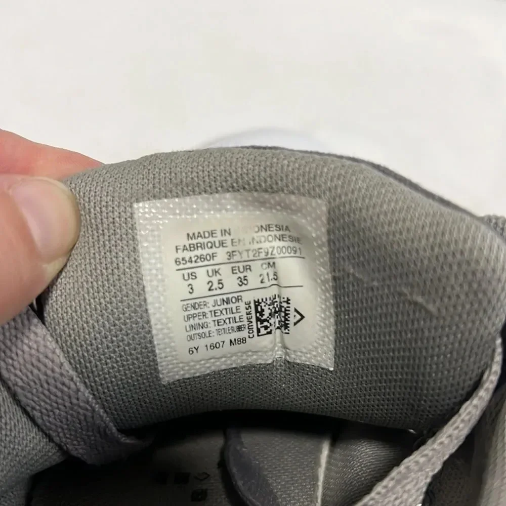 Converse || Junior Chuck Taylor All Star Classic Sneakers in Gray size 3.
